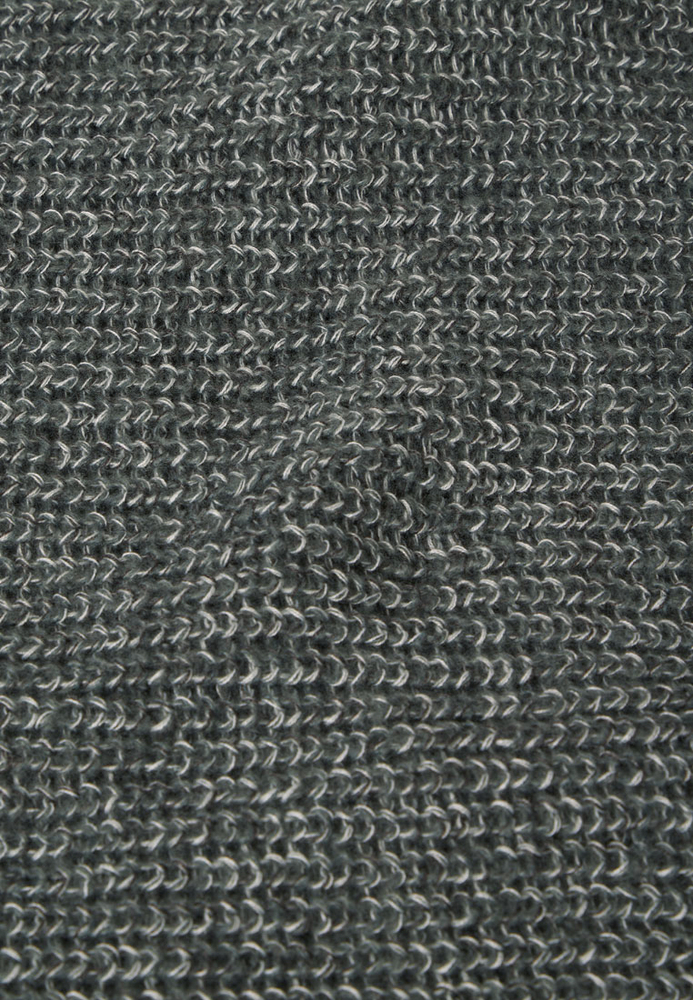 Strickpulli mit Querripp-Struktur