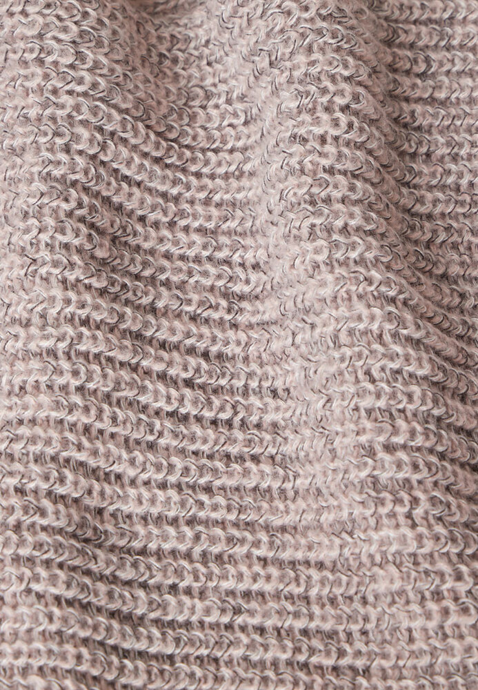 Strickpulli mit Querripp-Struktur